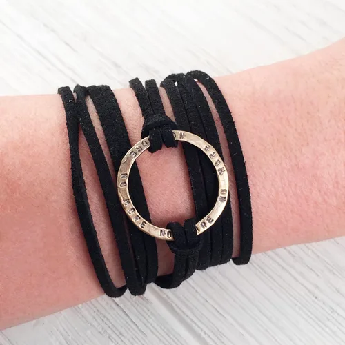 Vista 4 de Pulsera reversible con diseño de círculo infinito de bronce peruano, cordón ajustable de piel de ante sintético negro, pulsera de apoyo de la amistad