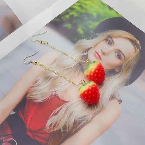 Vista 6 de Aretes colgantes de fresa para mujeres y niñas, aretes colgantes de fresa roja, aretes de fresa de imitación, aretes de gota de fruta acrílica 3D