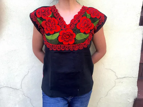 Vista 4 de Casa Fiesta Designs Blusa mexicana floral - Auténtica blusa bordada de Chiapas, hecha a mano, color negro con flores rojas, Negro