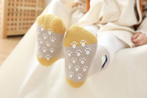 Vista 4 de Juego de 6 calcetines de algodón grueso para bebé, unisex, antideslizantes, antideslizantes