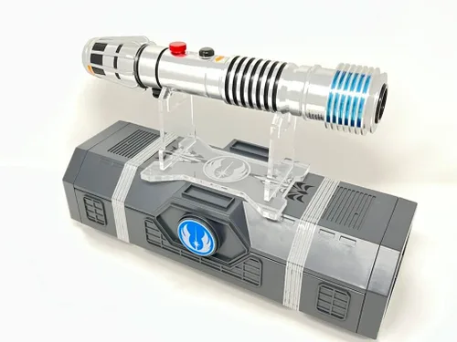 Vista 2 de Galaxy's Edge Star Wars Darth Plo Koon Legacy - Paquete de sable láser con soporte grabado personalizado, color azul