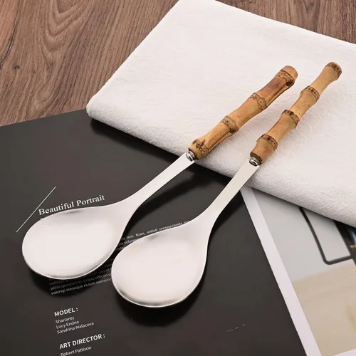 Vista 3 de Juego de 2 cucharas de servir de acero inoxidable de 10.0 pulgadas con mango de bambú natural, grandes utensilios plateados para servir, cucharón