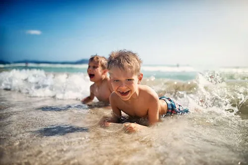 Vista 5 de BRISIRA Traje de baño para niños pequeños, antirozaduras, pantalones cortos de natación para niños con forro de compresión