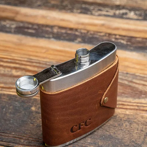 Vista 2 de Holtz Leather Company, funda de cuero personalizada con frasco de 6 onzas incluido, la escotilla