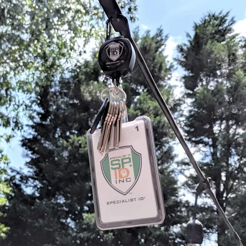 Vista 6 de Resistente placa de acompañante carabinero y Clave carrete por KEY-BAK con tres tarjeta policarbonato de identificación titular por Specialist ID