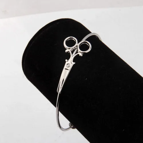Vista 2 de Pulsera de tijeras minimalistas apilable de alambre ajustable para peluquería