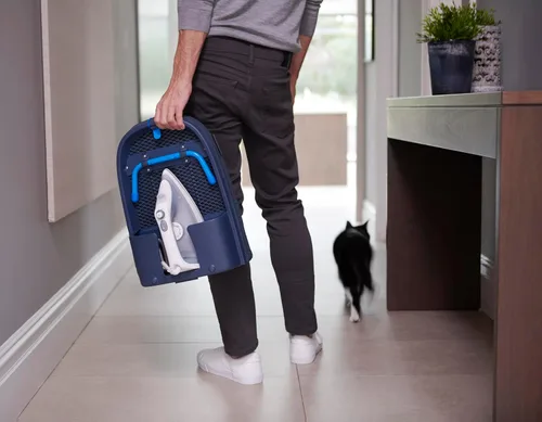 Vista 7 de Joseph Joseph Pocket Plus - Tabla de planchar compacta plegable para ahorrar espacio con soporte para plancha y montaje en pared, Azul/Negro