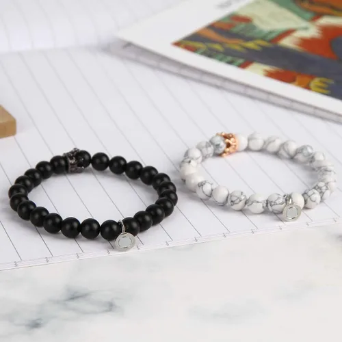 Vista 4 de Pulseras magnéticas para parejas con diseño de corona de rey y reina, pulseras con cuentas de 8 mm.