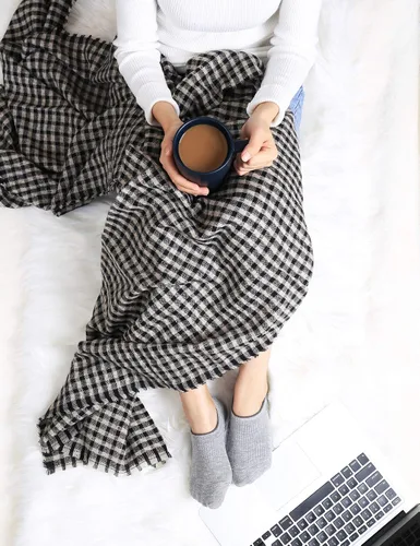 Vista 7 de Taza de té con infusor y 2 tapas, taza infusor de té grande de 18 onzas, taza coladora de té para hojas sueltas, taza de viaje con soporte para Azul