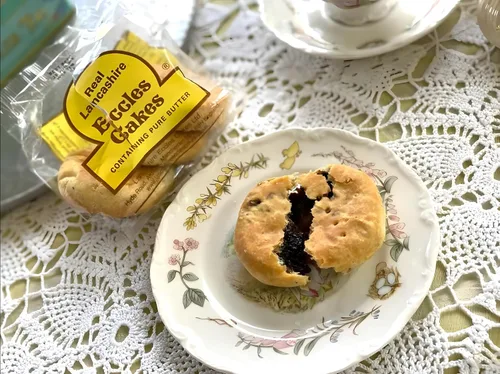 Vista 4 de Real Lancashire Eccles Cakes Tradicionalmente hecho a mano con mantequilla pura y grosellas secas Snacks británicos Deliciosos pasteles