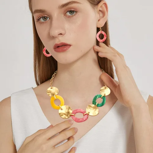 Vista 3 de Conjunto de joyas coloridas de acrílico para mujer, collar de cadena y aretes de gota, conjunto de joyas de Costome