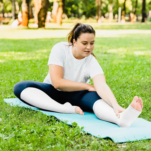 Vista 5 de Paquete de 3 calcetines de compresión de cobre para mujeres y hombres, 20-30 mmHg con punta abierta hasta la rodilla, medias altas para soporte