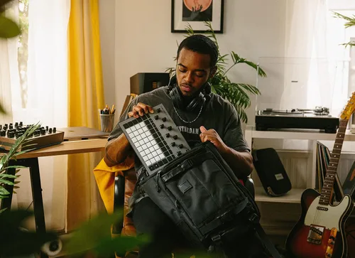 Vista 9 de Novation Circuit Rhythm: Sampler y groovebox con ocho pistas de muestras para crear y realizar beats