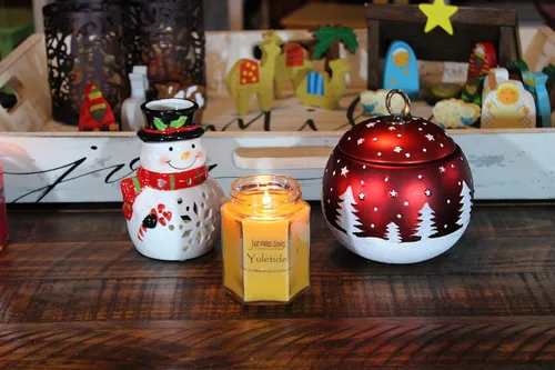 Vista 2 de Just Makes Scents Yuletide - Vela de soja mezclada, perfumada con frutas cítricas navideñas y especias, vertida a mano en los Estados Unidos