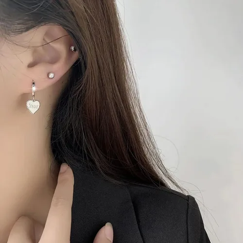 Vista 3 de SLUYNZ Aretes de aro pequeños con corazón de plata Stering para mujeres, adolescentes y niñas, aretes de aro de amor Huggie