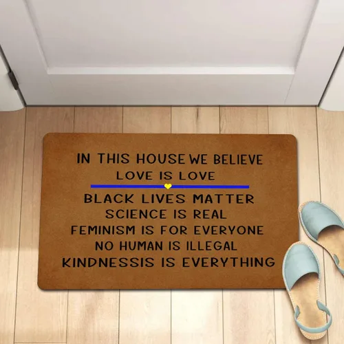 Vista 4 de in This House We Believe - Felpudos divertidos de goma antideslizante, tapetes personalizados para decoración del hogar para uso en exteriores e