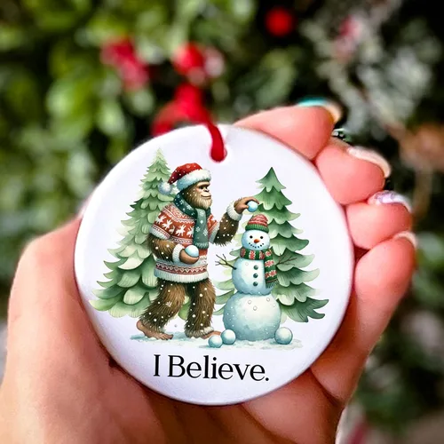 Vista 2 de Bigfoot Adorno de Navidad – Adorno de Sasquatch – Regalos de Pie Grande para niños, hombres y mujeres – Mercancía de pie grande – Adornos de Navidad