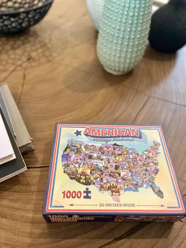 Vista 6 de TDC Games Rompecabezas de postal vintage en forma de Estados Unidos, 1,000 piezas