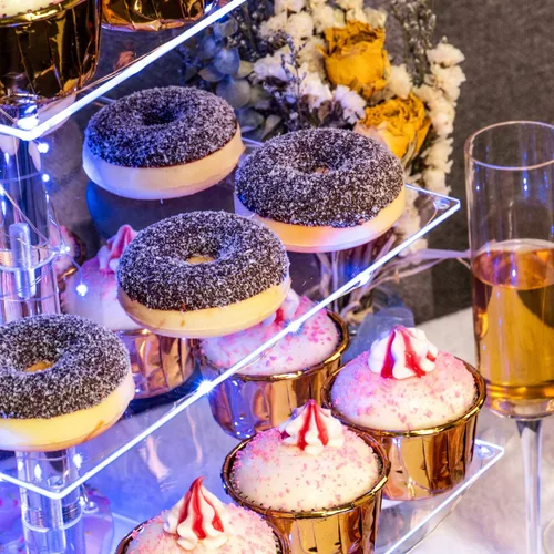 Vista 4 de weddingwish Soporte para cupcakes, soporte cuadrado de acrílico de 4 niveles con cadena de luces LED, torre de postre para pastelería