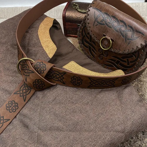 Vista 3 de HiiFeuer Túnica medieval para disfraz, con cinturón y bolsa vintage, armadura de tela de caballero mercenario, juego de cosplay LARP renacentista