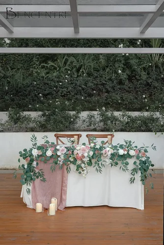 Vista 2 de Guirnalda de eucalipto artificial de 9 pies con flores, flores de arco de boda, centros de mesa de novios, decoración de mesa para cabecera, telón