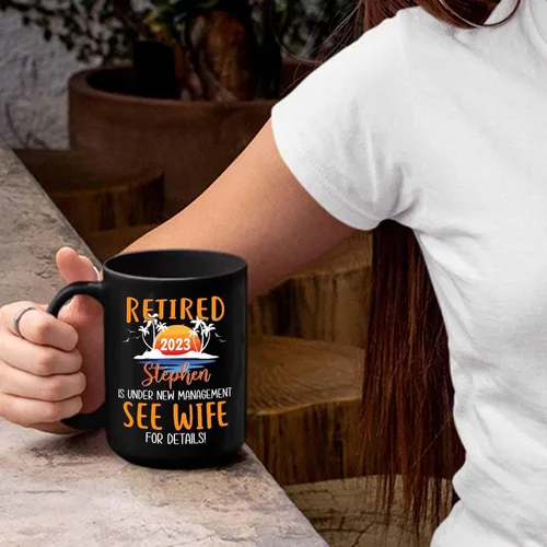 Vista 6 de Taza de café negra de jubilación personalizada, Jubilado está bajo nueva gestión, mira a la esposa para más detalles, taza de té de 11 15 onzas