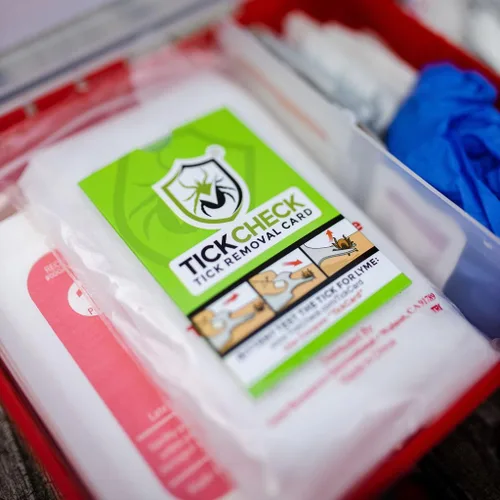 Vista 7 de TickCheck Tarjeta eliminadora de garrapatas, herramienta de eliminación de garrapatas de tamaño billetera con tarjeta de identificación