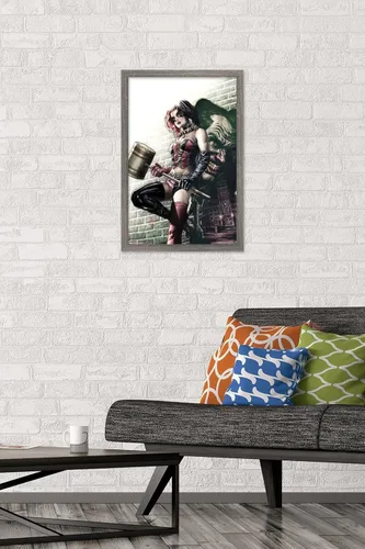 Vista 2 de Trends International DC Comics - Póster de pared de Harley Quinn, 14.725 x 22.375 pulgadas, versión enmarcada de madera de granero