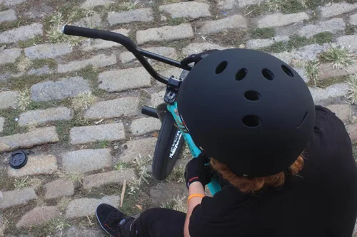 Vista 6 de Triple Eight Gotham MIPS Casco - Ideal para ciclismo, patinaje, patinaje en línea/Rollerblading y roller derby