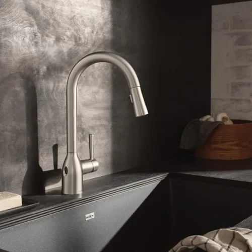 Vista 10 de Moen Adler Grifo de fregadero de cocina cromado de un solo mango con arco alto y fuerza de limpieza, llave de cocina moderna con rociador extraíble