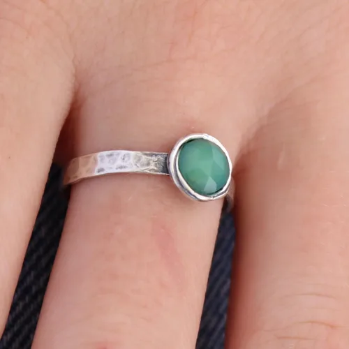 Vista 2 de Anillo de plata de ley con piedras preciosas para mujer, anillo apilable de piedra martillada, anillo de piedra natal