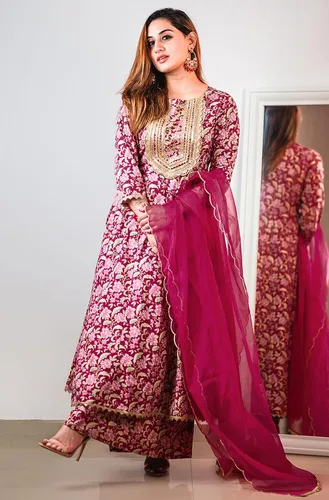 Vista 3 de Janasya Conjunto Kurta Embellecido Floral de Algodón Violeta Mujer