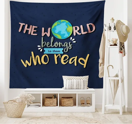 Vista 2 de Ambesonne Tapiz de libro, tamaño King, el mundo pertenece a los que leen palabras inspiradoras sobre fondo azul oscuro, colcha colgante de pared
