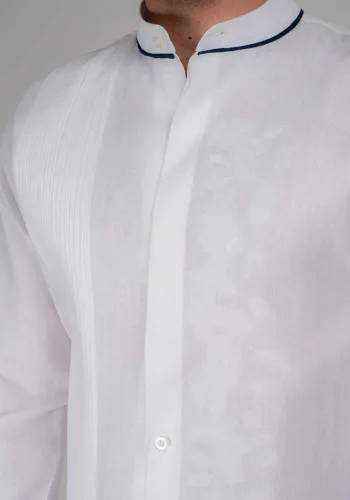 Vista 2 de Camisa bordada y plisada. Cuello mandarín. 100% Lino.