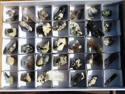 Vista 7 de Colección de minerales, cristales y rocas: auténticos minerales de África (Aegerina en ortolasa)