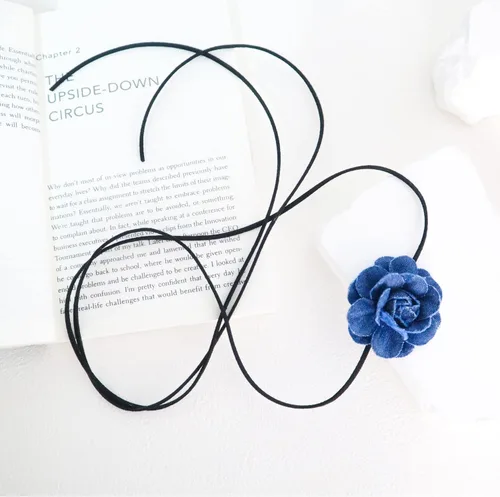 Vista 4 de Gargantilla negra con cordones de flores de camelia para mujer