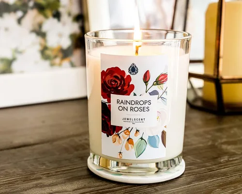 Vista 3 de Raindrops on Roses - Vela para el hogar de 18 onzas con joyería sorpresa