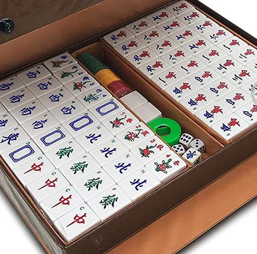 Vista 4 de Mahjong chino XL 144 azulejos acrílicos numerados de 1.5 pulgadas, azulejos brillantes dorados grandes con estuche de viaje Pro Complete Mahjong