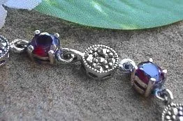 Vista 2 de Plata de ley 7" Marcasita y rojo granate Pulsera