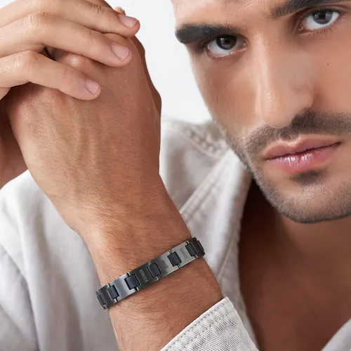 Vista 2 de MYKA - Personalize Edge Name Bracelet for Men - in Black Stainless Steel - Customized Engraved Multiple Names Inscription - Jewelry Gift for Him