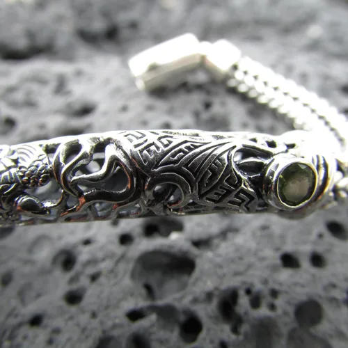 Vista 5 de Pulsera Turtle Manta Ray. Plata de Ley. Peridoto. 7 pulgadas.