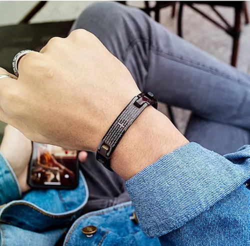 Vista 3 de Pulsera de la Biblia de la Santa Biblia para hombres, pulsera de acero inoxidable con cruz de Hip Hop de la Biblia, brazalete de oración