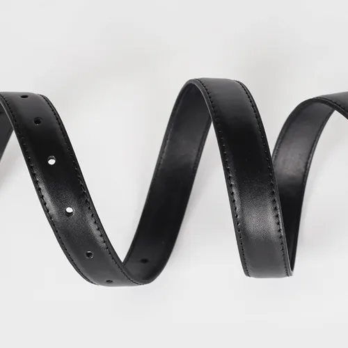 Vista 351 de Cinturón de cuero clásico con hebilla de metal para mujer con vestido de jeans