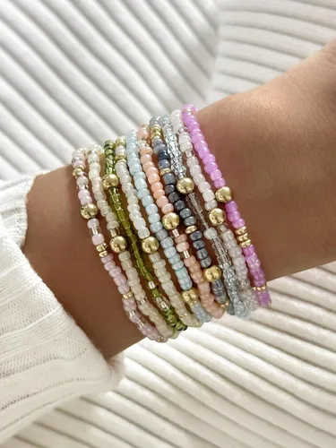 Vista 5 de Caiyao 12 pulseras apilables con cuentas de resina multicapa bohemia, pulseras elásticas de cuentas de cristal de colores, pulseras elásticas de 10