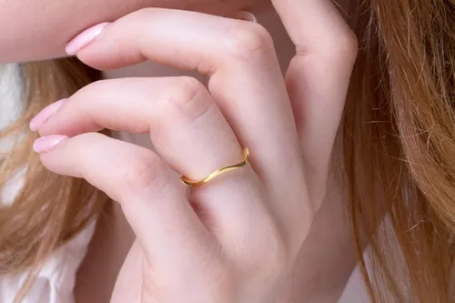 Vista 3 de Anillo de onda delicada para mujer en oro macizo de 9K, 14 K y 18 K, anillo de onda alrededor, anillo minimalista con curvas, banda geométrica