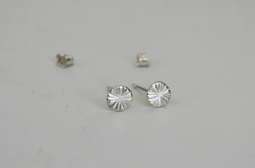 Vista 2 de Aretes modernos de plata de ley martillada de 0.197 in, piercing de lóbulo relleno de oro, diseño de sol