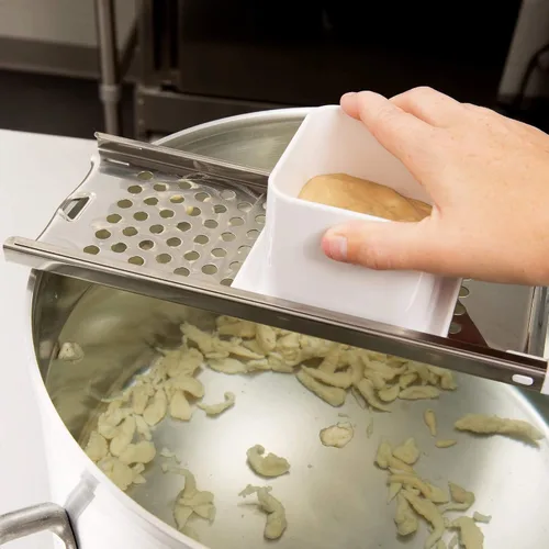 Vista 5 de Spaetzle Maker de acero inoxidable Spaetzle Fideos Dumpling Maker con empujador de seguridad
