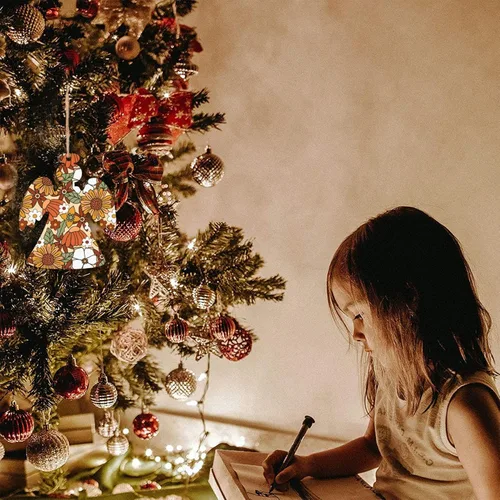 Vista 5 de Adornos de Navidad de madera con flores florales retro de los años 70 con cordeles, decoraciones colgantes con formas de ángel, adornos de rebanadas