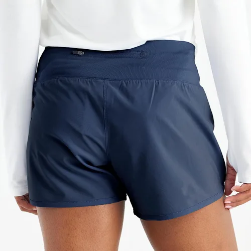 Vista 2 de Free Fly Pantalón corto con forro Breeze para mujer, absorbe la humedad, con protección solar UPF 50+ y forro de viscosa de bambú