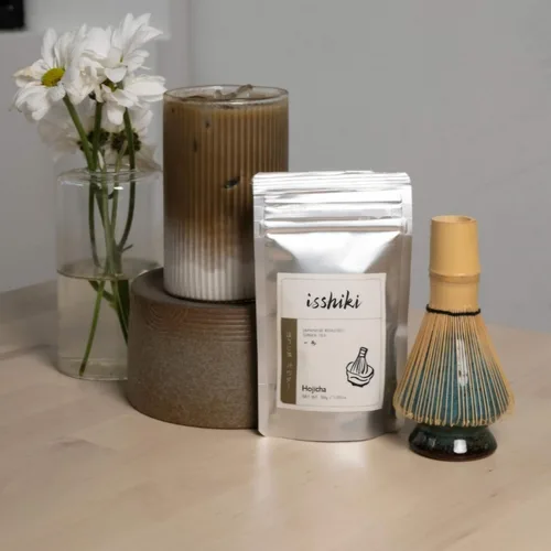 Vista 3 de Isshiki Matcha Hojicha Powder – Té verde tostado bajo en cafeína de Uji, Japón – Sabor suave a nuez con tonos de cuerpo completo – Auténtico polvo